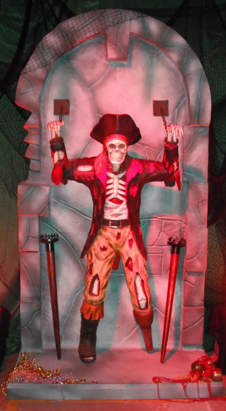 Pirate Skeleton c/w Stone Archway